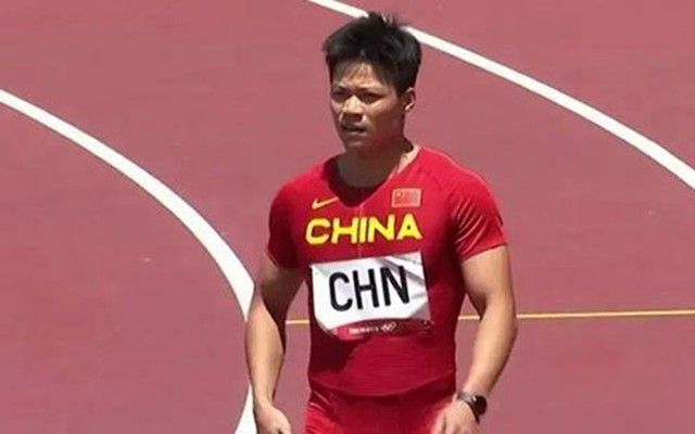 把自己装进行李箱